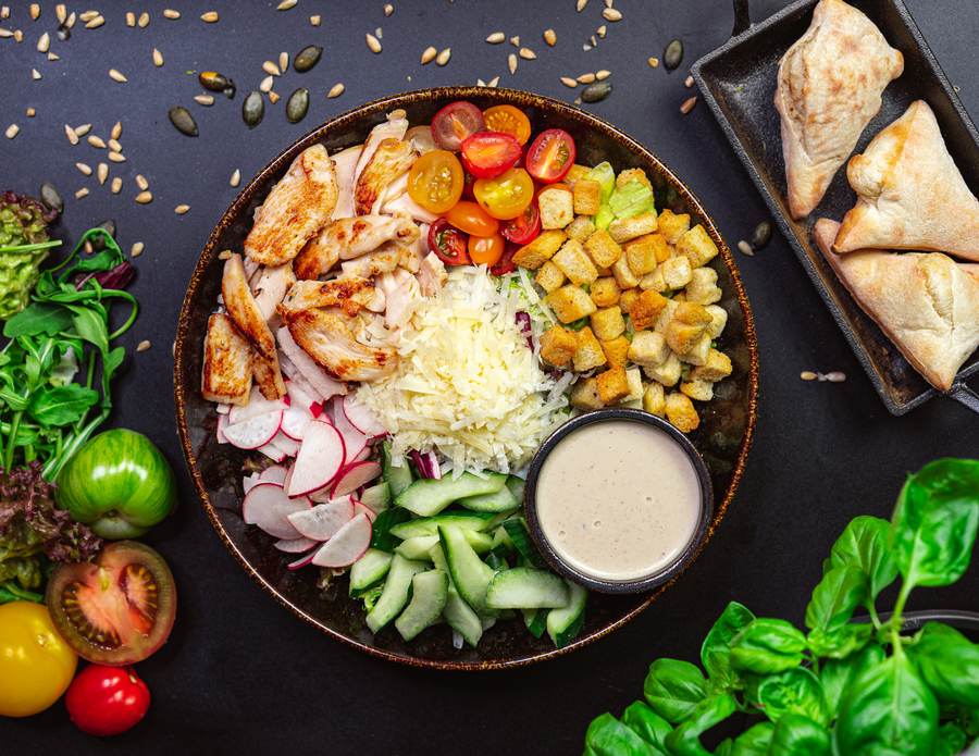 Caesar Salat mit gebratener Hähnchenbrust
