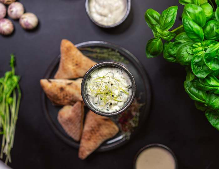 Hausgemachte Dips mit Pizzabrötchen im LUGACCI