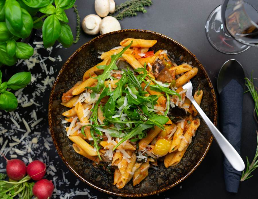 Saisonale Penne mit Ofengemüse und Rucola