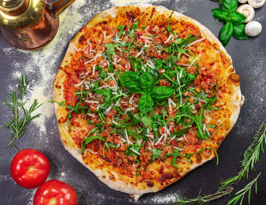 Pizza Bruschetta mit Tomatenmix, Rucola und Basilikum