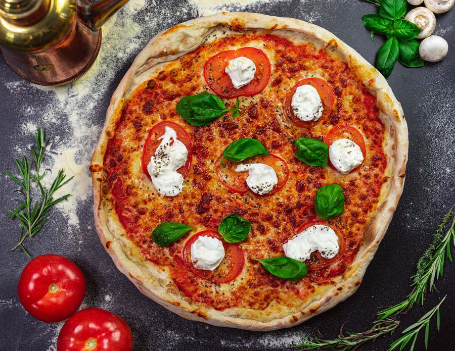 Pizza Bufala mit Büffelmozzarella und Basilikum