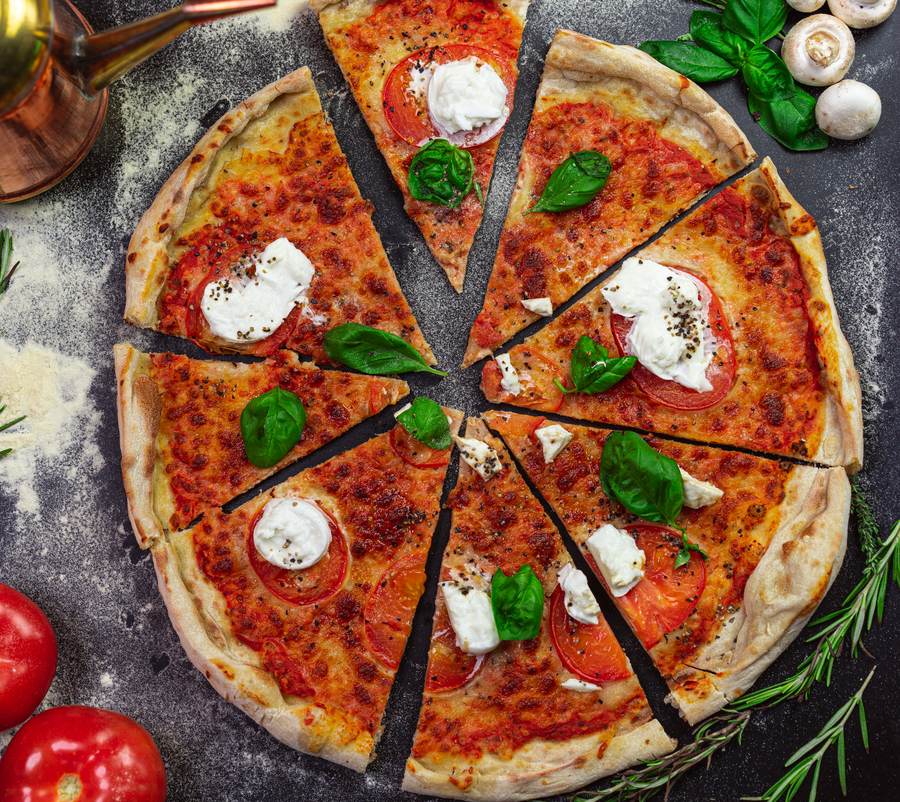 Pizza Bufala mit Büffelmozzarella und Basilikum