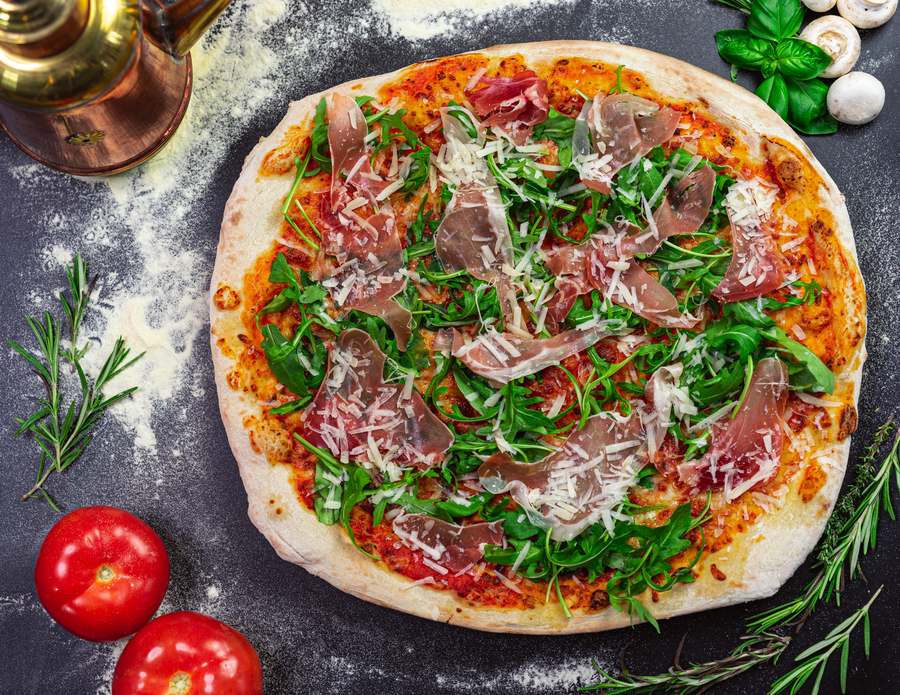 Pizza Celestina mit Parmaschinken, Rucola und Grana Padano