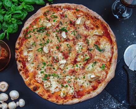 Pizza Käse en Masse im LUGACCI Elmshorn