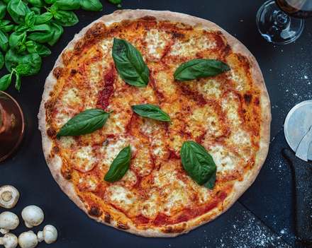 Pizza Margherita im LUGACCI Elmshorn