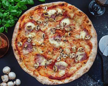 Pizza Prosciutto e Funghi im LUGACCI Elmshorn