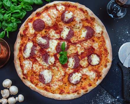 Pizza Salami im LUGACCI Elmshorn