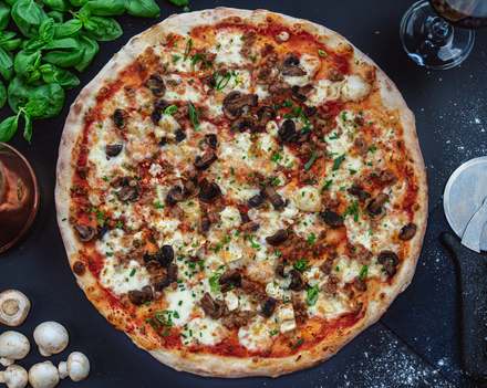 Pizza Salsiccia im LUGACCI Elmshorn